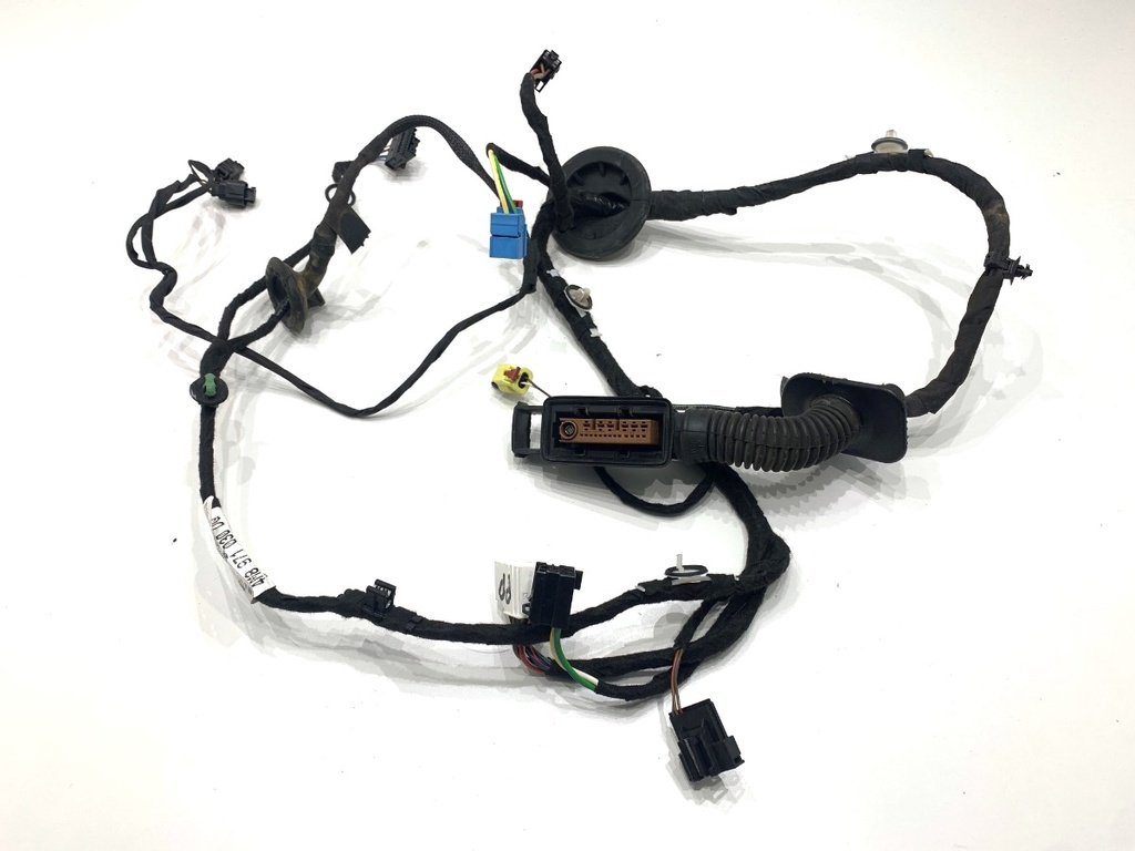 [STARK-832548] Instalación eléctrica de puerta delantera derecha Audi Q8 (4MN)