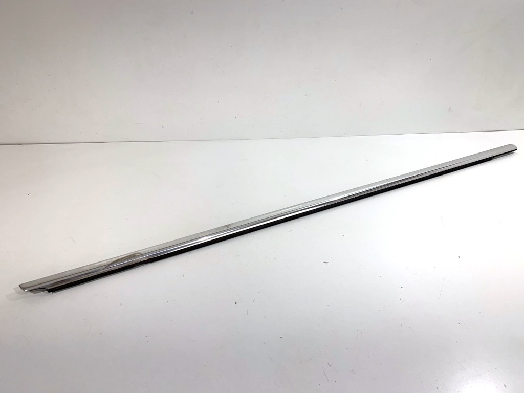 [STARK-850101] Moldura de puerta delantera derecha VW Passat B7