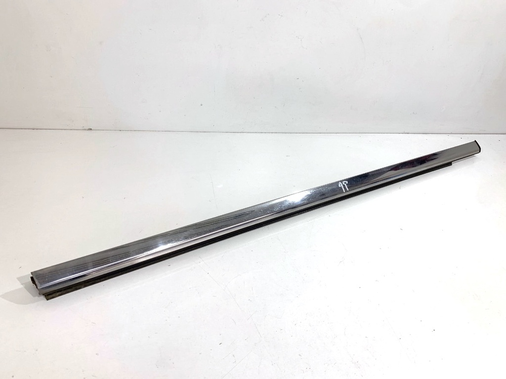[STARK-881519] Moldura de puerta delantera derecha JEEP Grand Cherokee IV