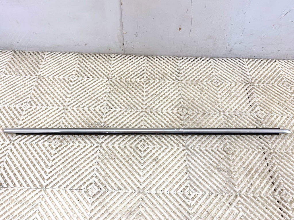 [STARK-884406] Moldura de puerta delantera derecha VW Passat B8