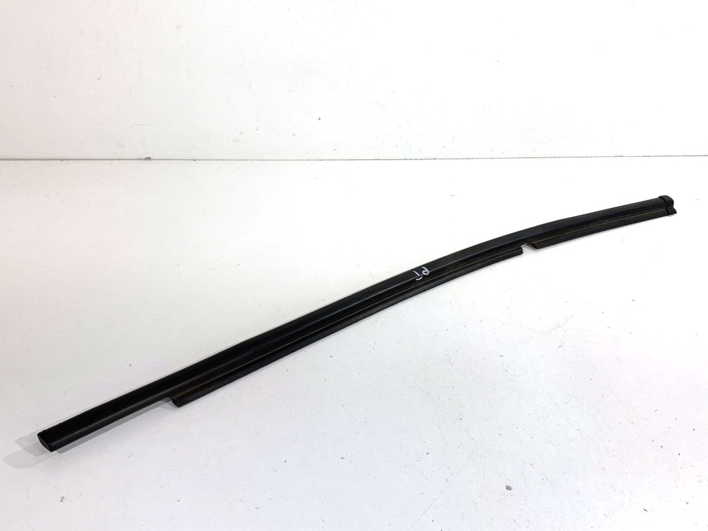 [STARK-886735] Moldura vierteaguas de puerta trasera derecha Toyota Yaris Cross