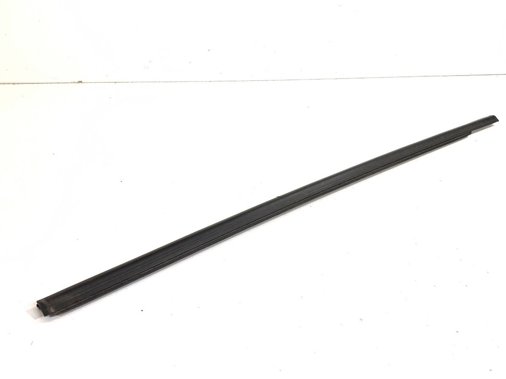 [STARK-891049] Moldura vierteaguas de puerta delantera derecha Skoda Kamiq (NW4)