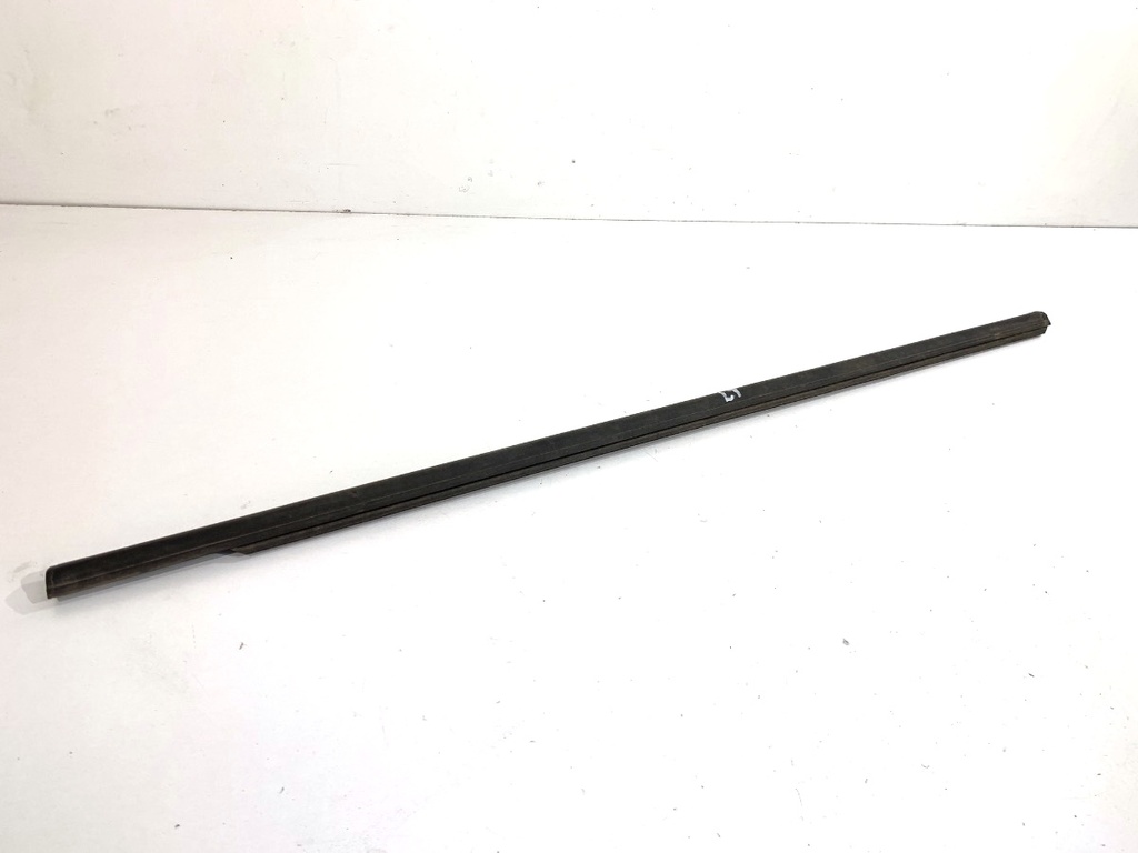 [STARK-891198] Moldura vierteaguas de puerta delantera izquierda Skoda Kamiq (NW4)