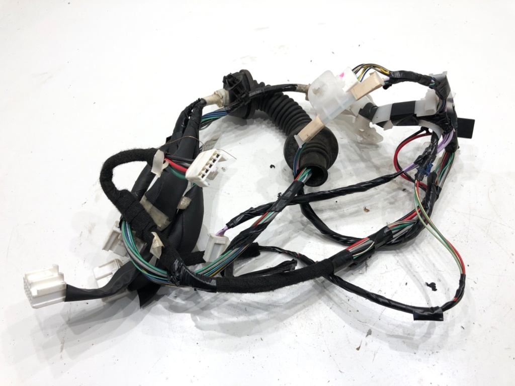 [STARK-886634] Instalación eléctrica puerta delantera derecha Toyota Auris E18