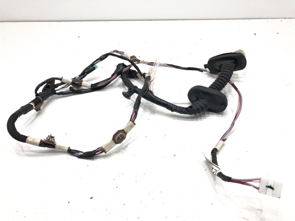 [STARK-626781] Instalación eléctrica puerta trasera izquierda Toyota Corolla sedan (E21)