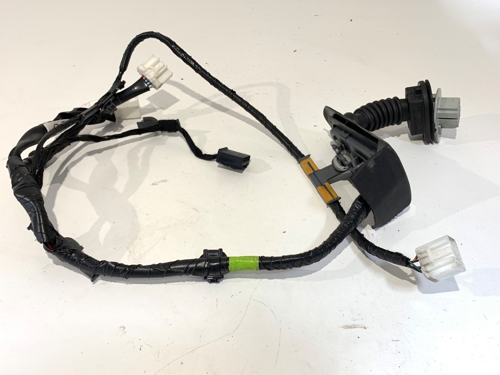 [STARK-732046] Instalación eléctrica de puerta trasera derecha Mazda 2 (DL, DJ)