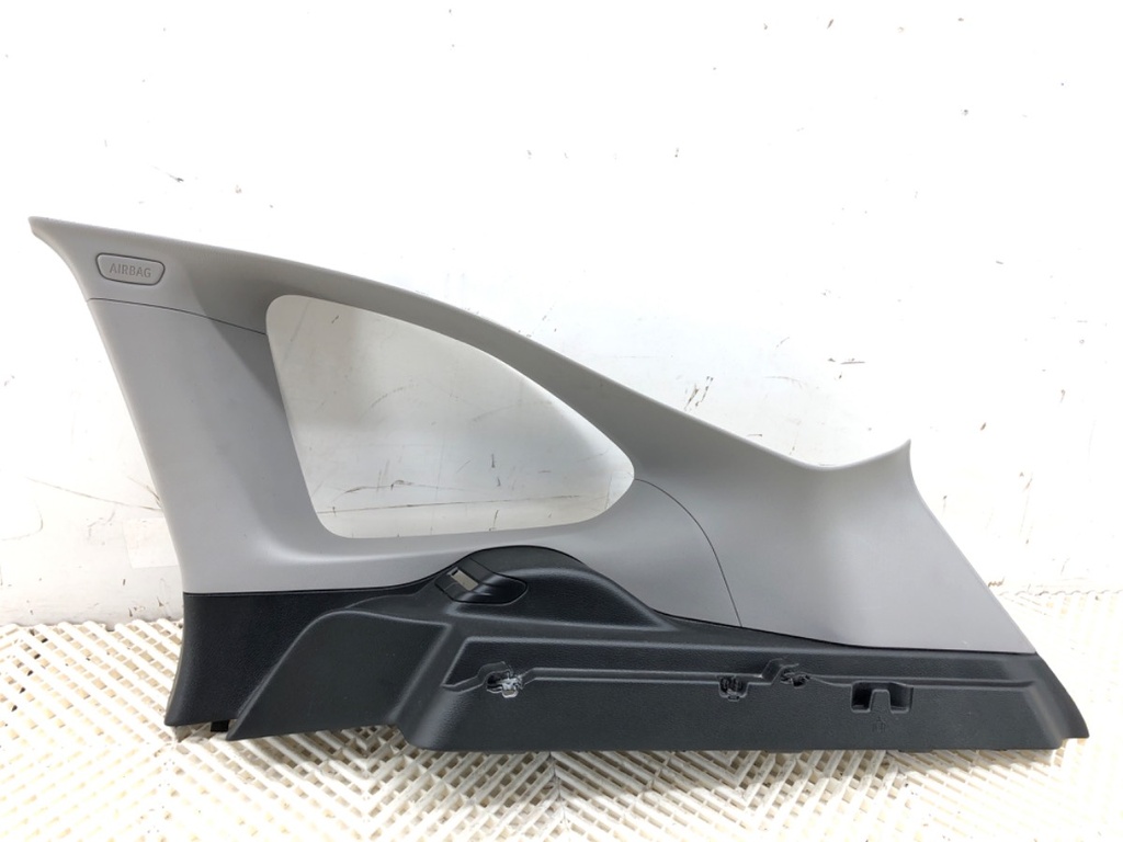 [STARK-829730] Moldura de pilar derecho BMW X1 (F48)