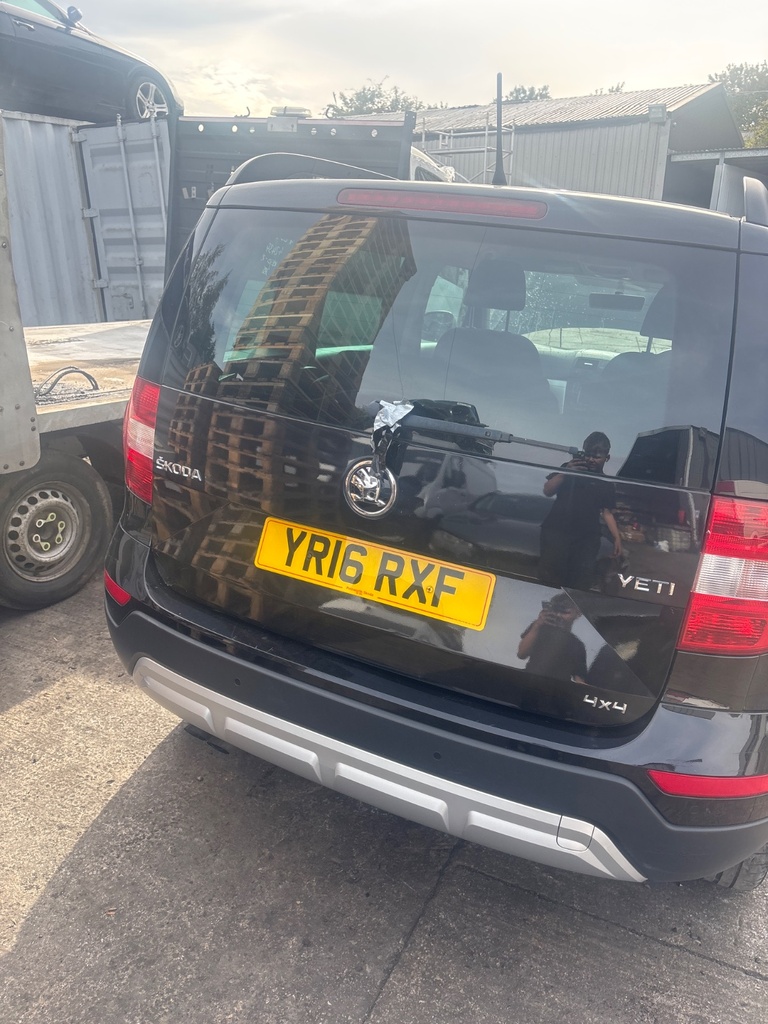 [EPE-129368] Portón trasero Skoda Yeti 2016