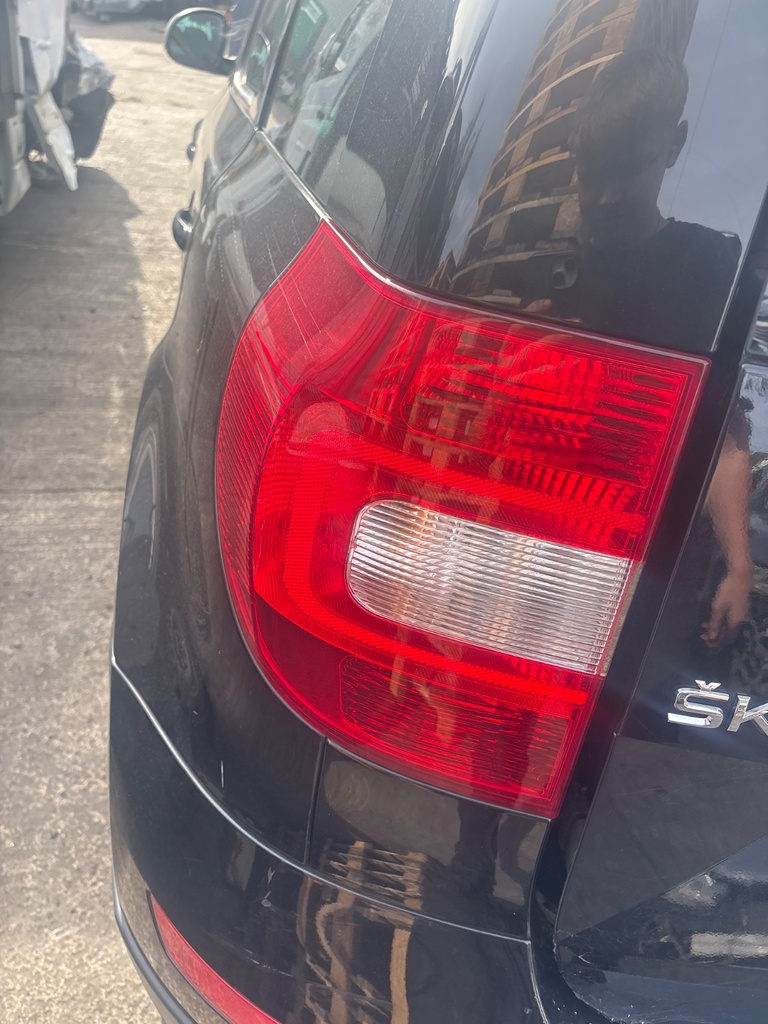 [EPE-129371] Piloto trasero izquierdo Skoda Yeti 2016