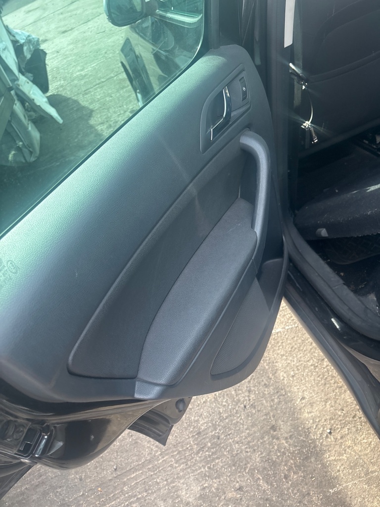 [EPE-129374] Panel de puerta Skoda Yeti 2016
