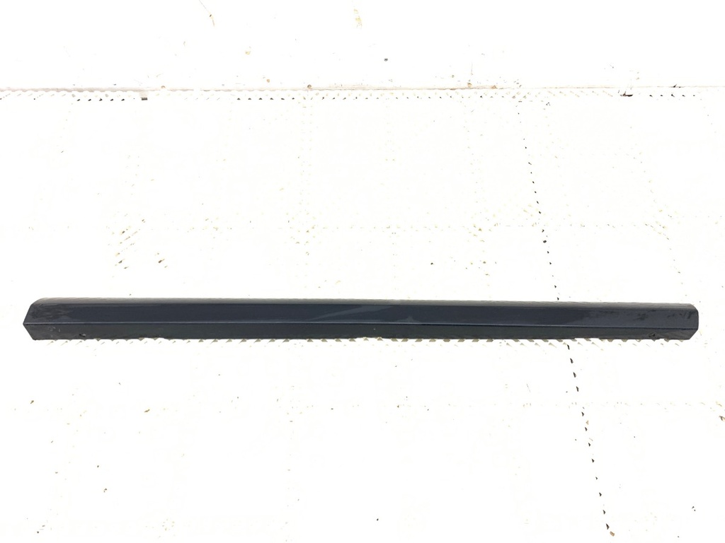 [STARK-920092] Moldura de puerta delantera derecha VOLVO V70 III (135)