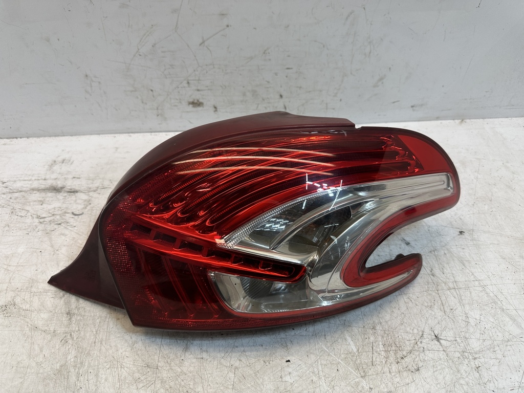 [MTD-540405] Piloto trasero derecho Peugeot 208 MK1