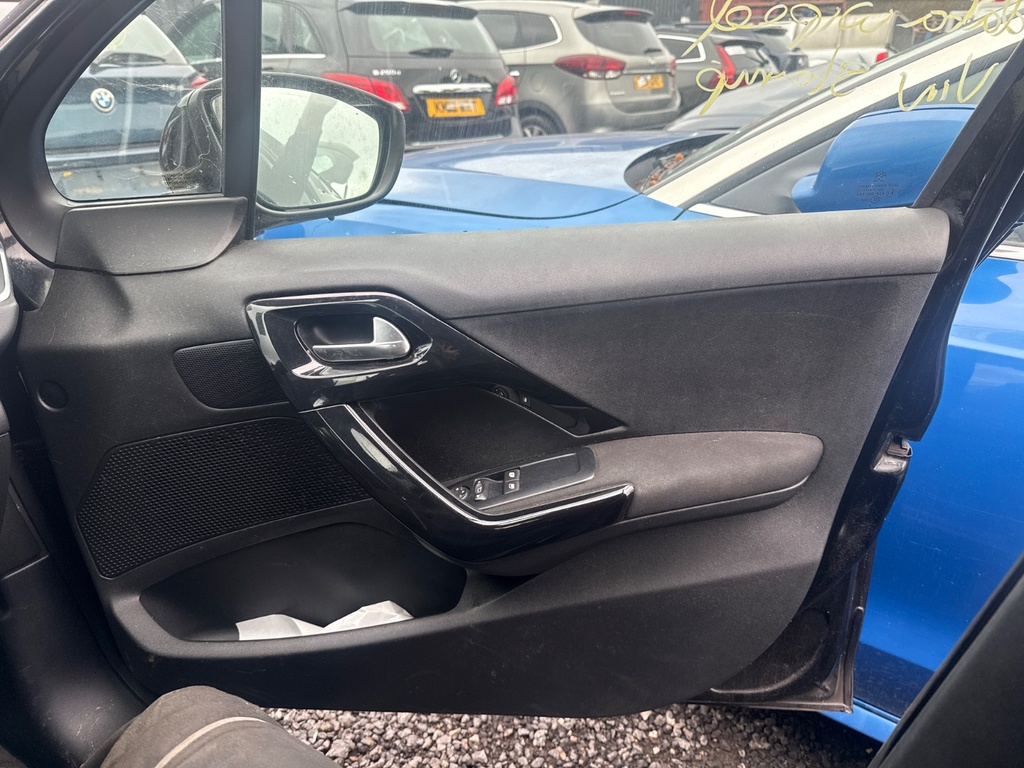 [EPE-107238] Panel de revestimiento interior puerta delantera derecha Peugeot 208