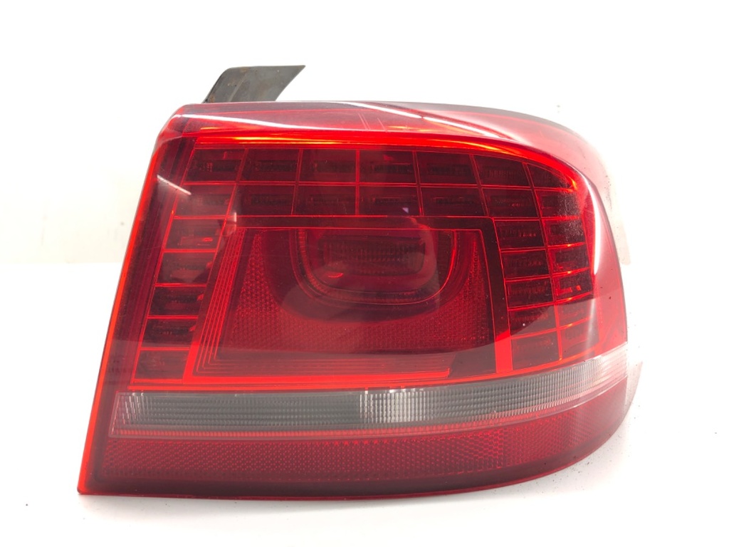 [STARK-823124] Piloto trasero derecho VW Passat B7 (362) 2.0 TDI 103 kW