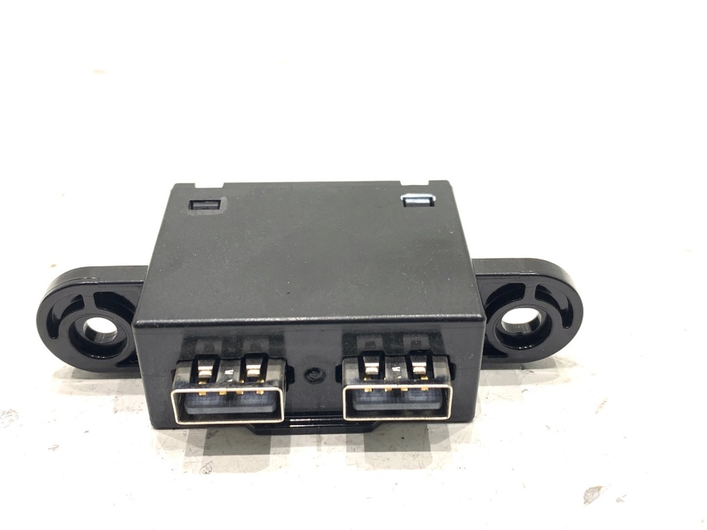 [STARK-852789] Puerto USB MG HS 2018-2022 1.5 20T