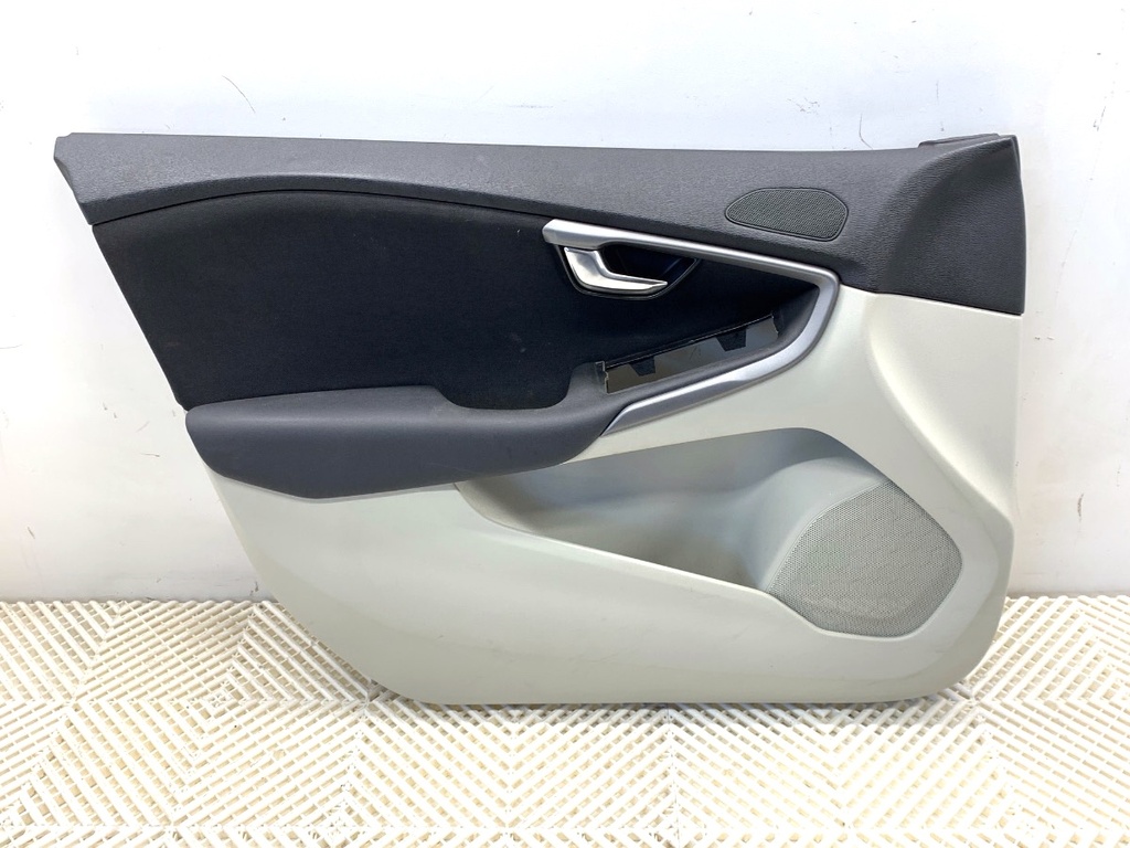 [STARK-856085] Panel de puerta delantero izquierdo Volvo V40 liftback 2012-2022
