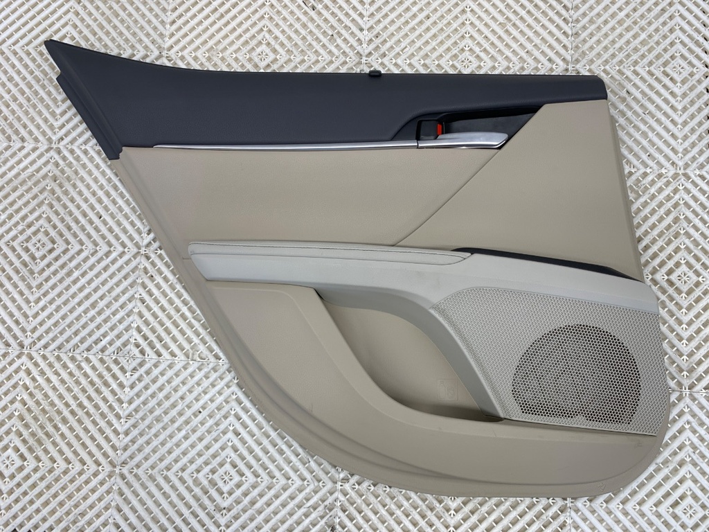 [STARK-898900] Panel de puerta trasera izquierdo Toyota Camry (_V7_, _VA7_, _VH7_) 2017-2022