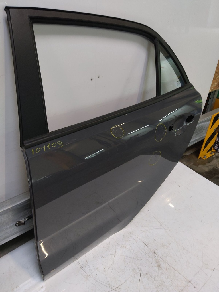 [MTD-520167] Puerta trasera izquierda Kia Rio VI 1.0 T-GDI G3LE 77003-H8000 PERENNIAL GREY