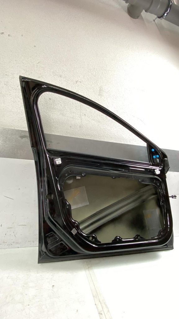 [MTD-521748] Puerta delantera izquierda Volvo V40 2.0 B4204T38 32321018 ONYX BLACK