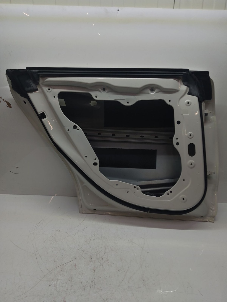 [MTD-505643] Puerta trasera izquierda calcita blanca pintura uni Mercedes CLA 180 Coupé C117 A1177300105