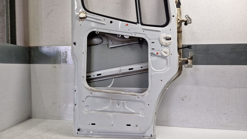 [MTD-510714] Puerta delantera izquierda blanca Mercedes Sprinter B907 2025