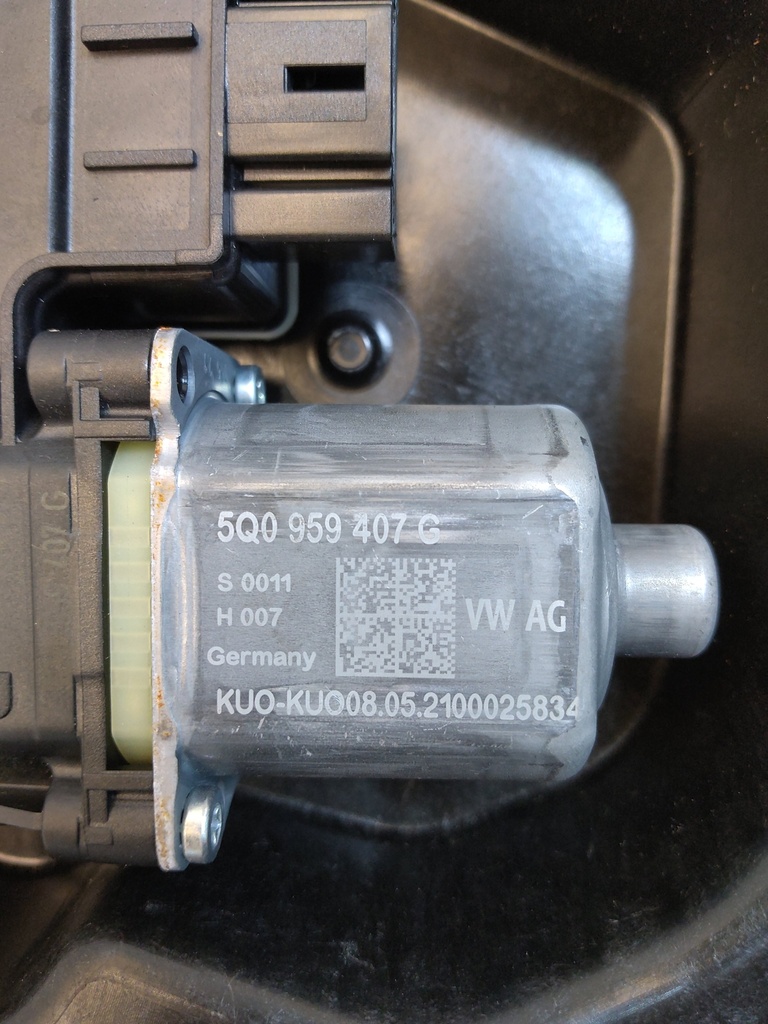[MTD-528393] Elevalunas trasero derecho VW Golf VIII 1.5 TSI