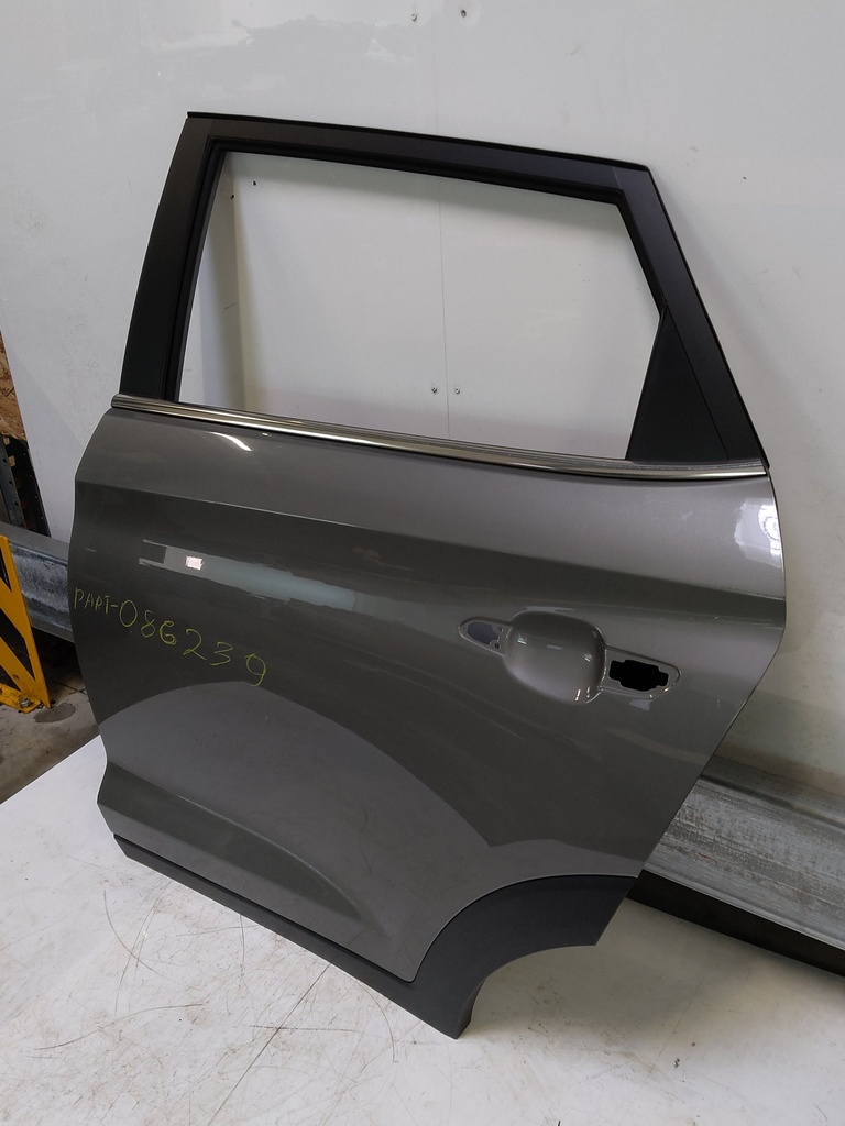 [MTD-520618] Puerta trasera izquierda Hyundai Tucson 1.6 D4FE 77003-D7000 Olivine Gray Metallic