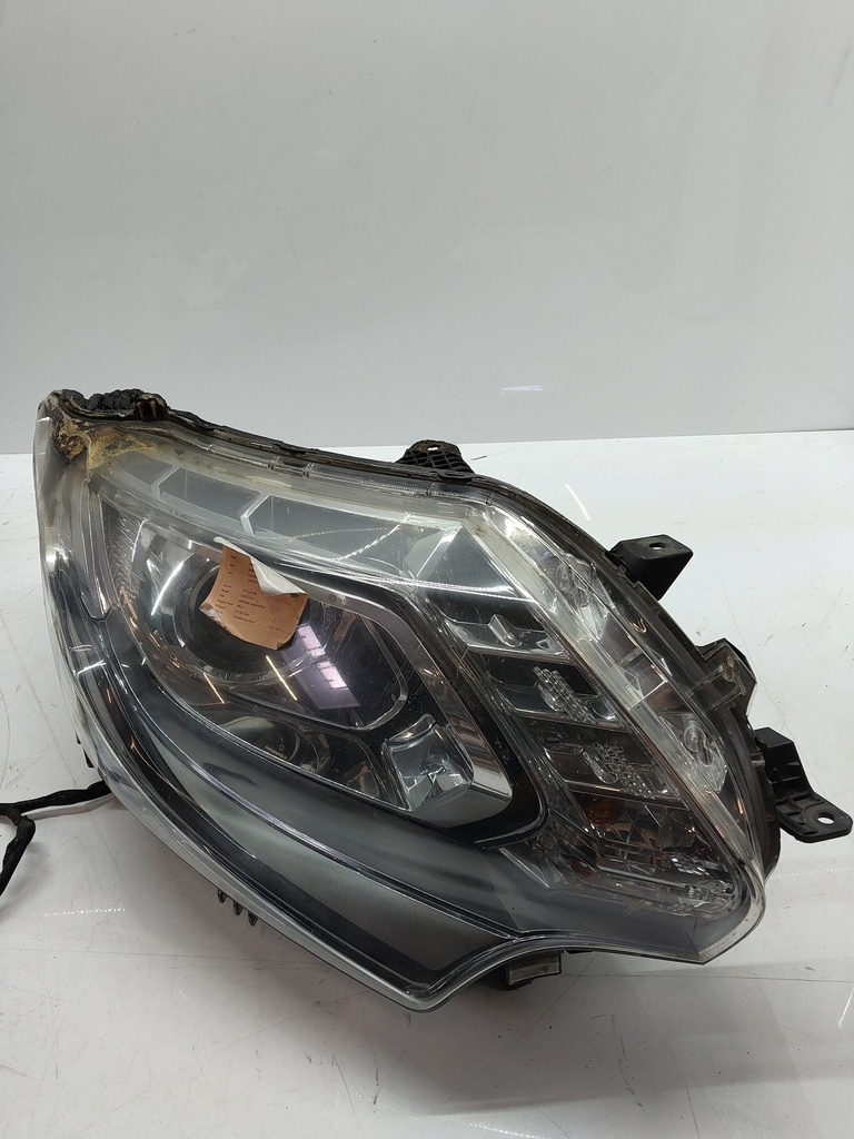 [MTD-523487] Faro derecho de xenón Mitsubishi L200 2018 4N15 2,4