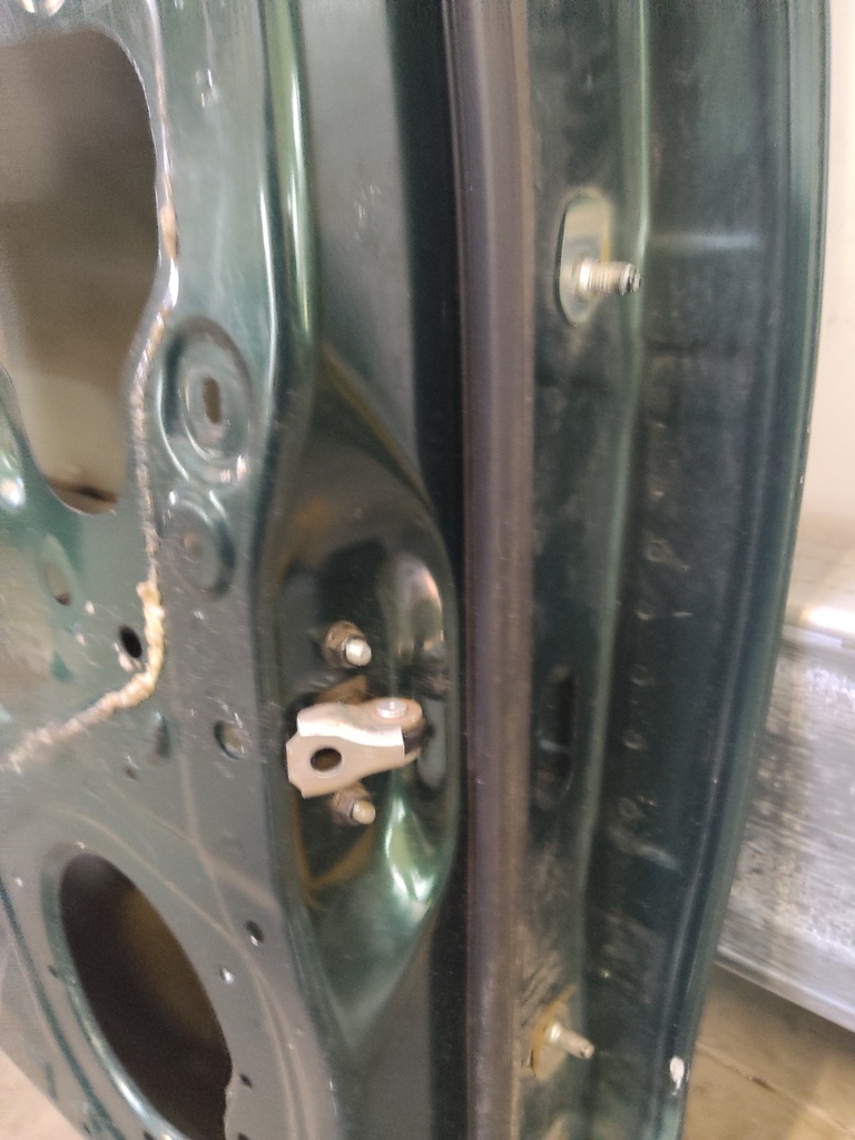 [MTD-503296] Puerta trasera izquierda verde Nissan Navara 4x4 D23 2.3 dCi YS23DDTT H21014JKAA