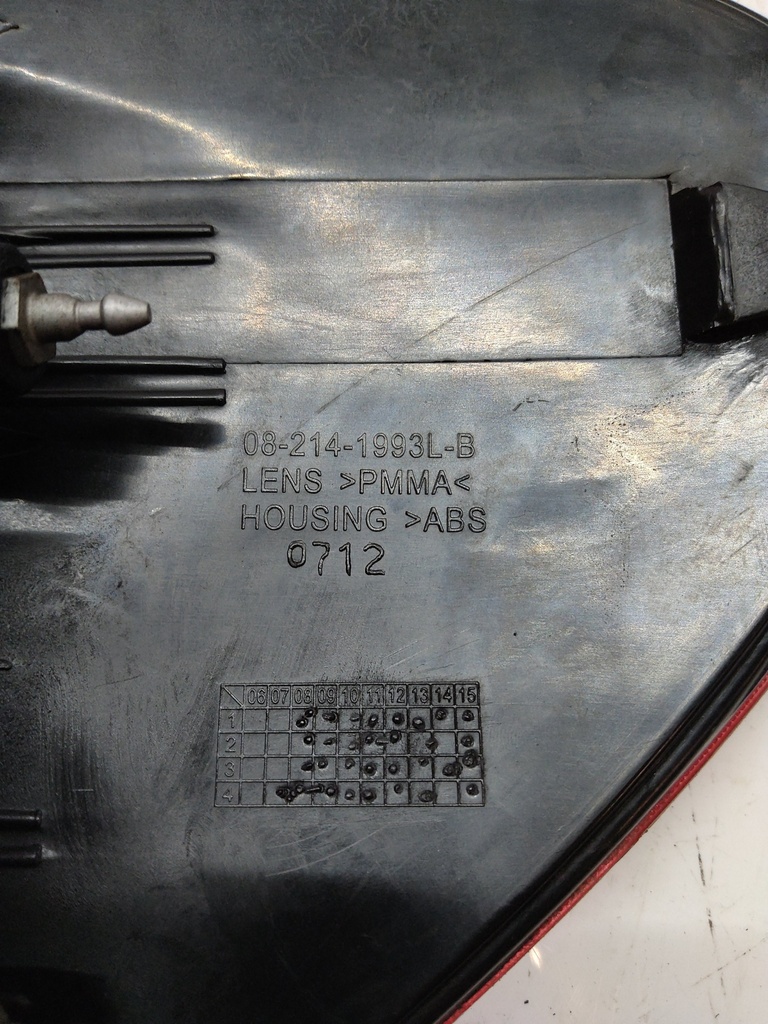 [MTD-504032] Luz trasera izquierda Mitsubishi L200 2.5 DI-D 4D56 8330A155