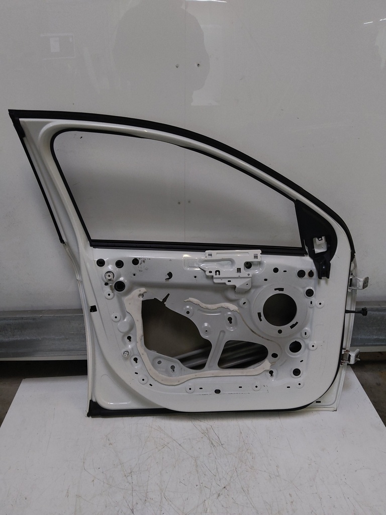 [MTD-517098] Puerta delantera izquierda Peugeot 308 II 1.5 HDi YHY 1610102080