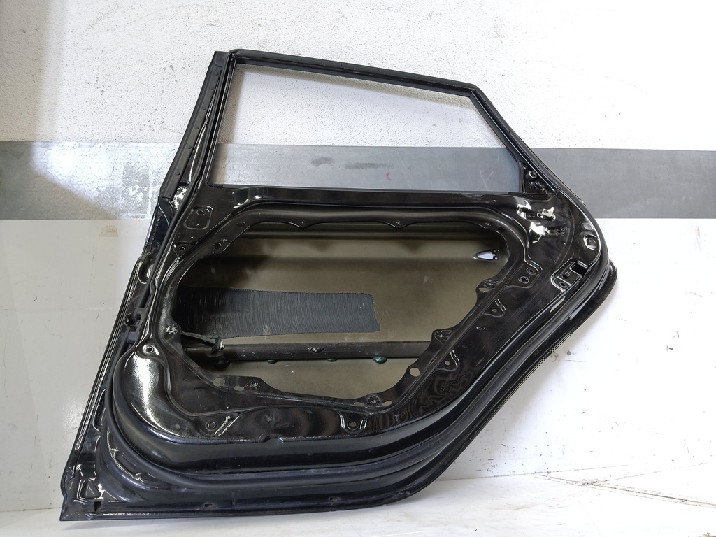 [MTD-522785] Puerta trasera derecha Hyundai i40 2016 D4FD 1.7 77004-3Z000 Phantom Black Pearl