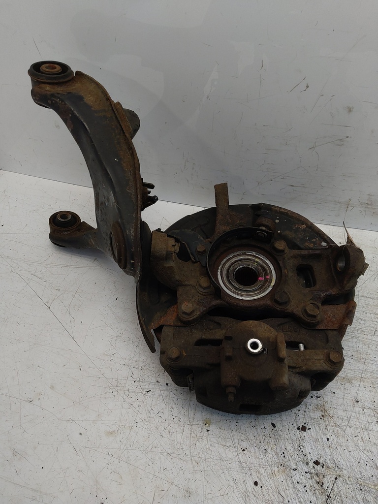 [MTD-519728] Cubo de rueda delantera izquierda Mitsubishi L200 2.4 4N15