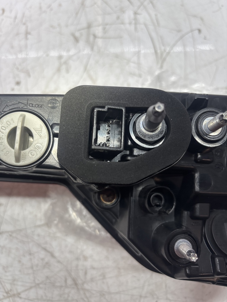 [MTD-510860] Luz trasera interior izquierda Audi A4 B9 Avant 8W5 2.0 TDI DEUA DEU 8W9945075A