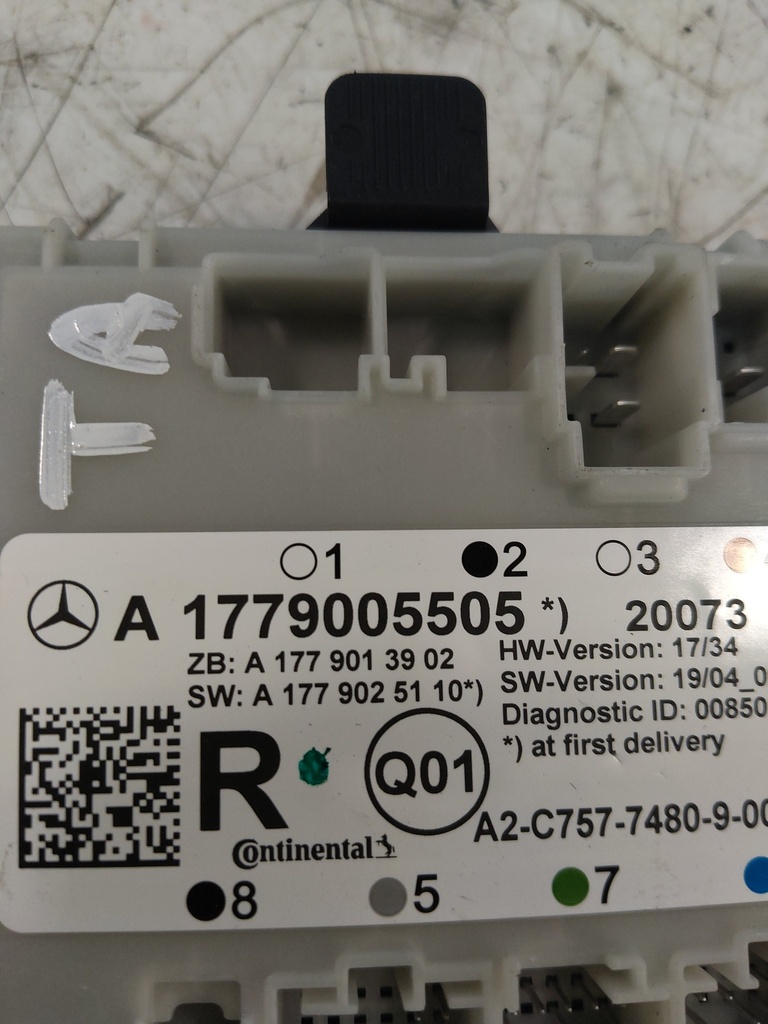 [MTD-526412] Revestimiento de puerta Mercedes Clase A W177
