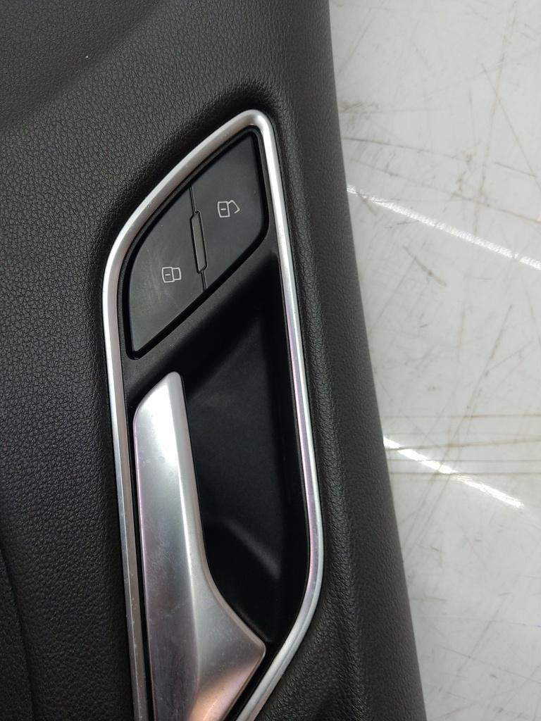 [MTD-510562] Panel de puerta delantera derecha Audi A3 8VM 2.0 quattro DJHA DJH 8V5867106