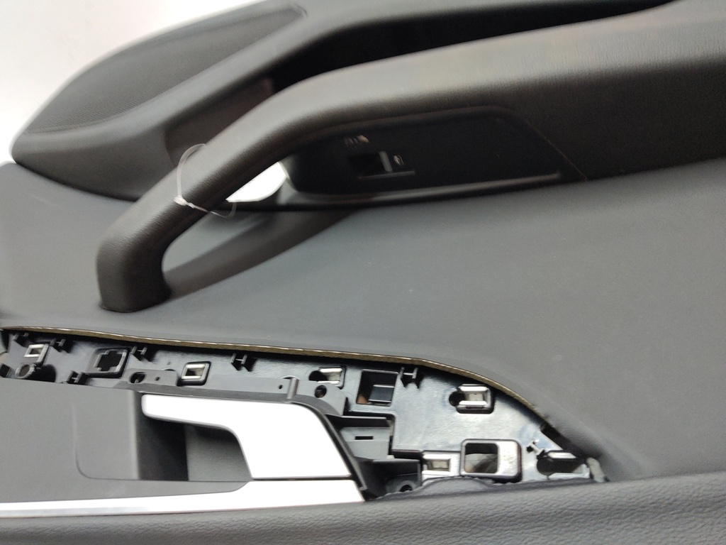 [MTD-511737] Embellecedor de puerta Audi A4 B9 Avant 8W5 2.0 TDI Diesel DEUA DEU 8W0867117