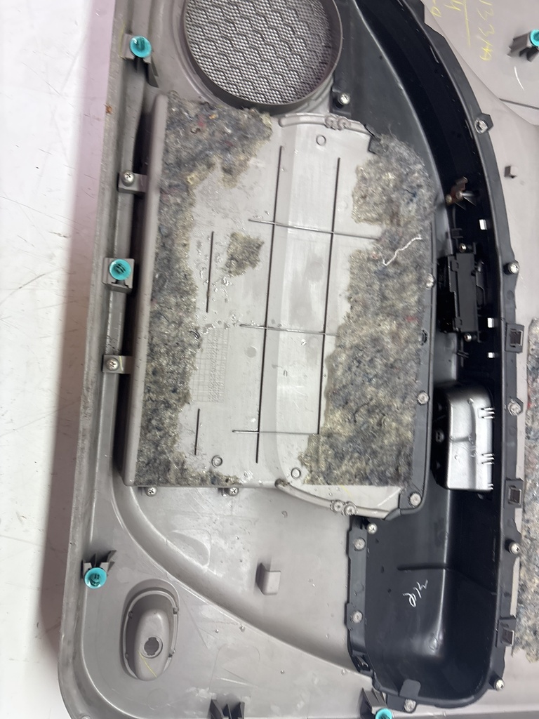 [MTD-504935] Panel de puerta delantera izquierda Mitsubishi L200 Triton KB4T 2.5 4D56 MR653863