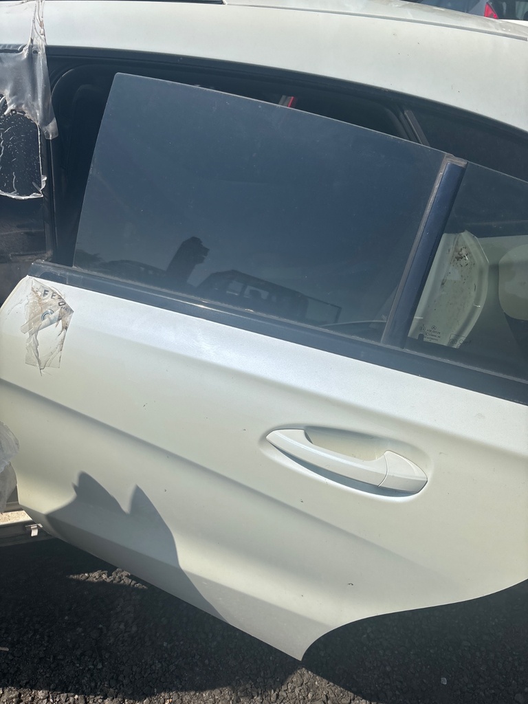 [MTD-533401] Puerta trasera izquierda Mercedes-Benz CLA X117 2015 650 calcitweiß