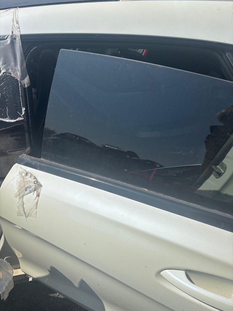 [MTD-533396] Cristal de puerta trasero izquierdo Mercedes-Benz CLA X117 2015 650