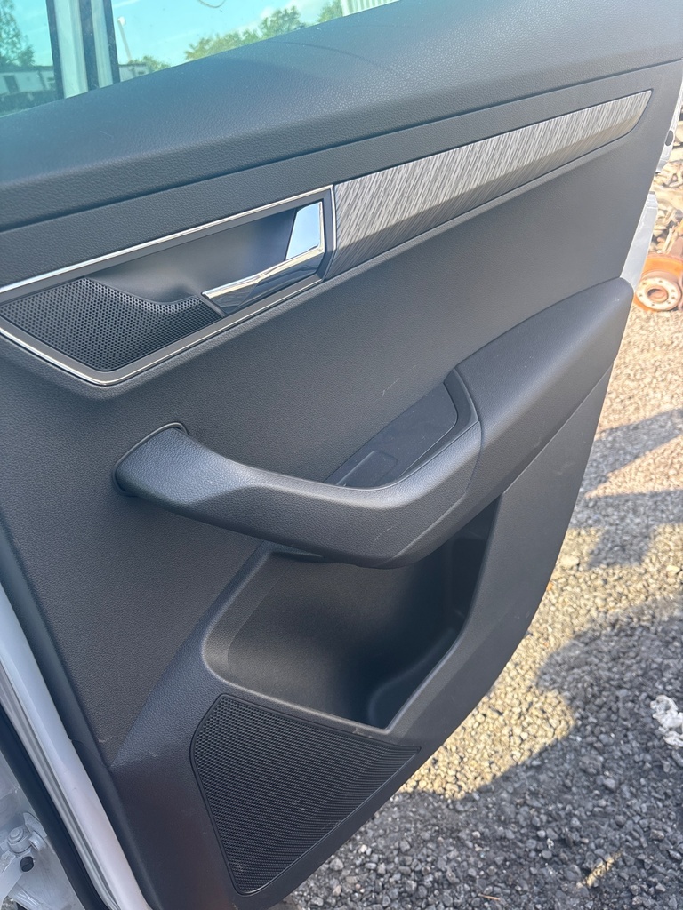 [MTD-532312] Panel interior puerta trasera derecha Skoda Karoq NU7 2025 1.5 TSI