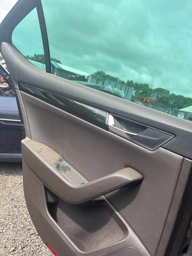 [MTD-533343] Panel interior de puerta trasera izquierdo Skoda Superb III 3V3 2016