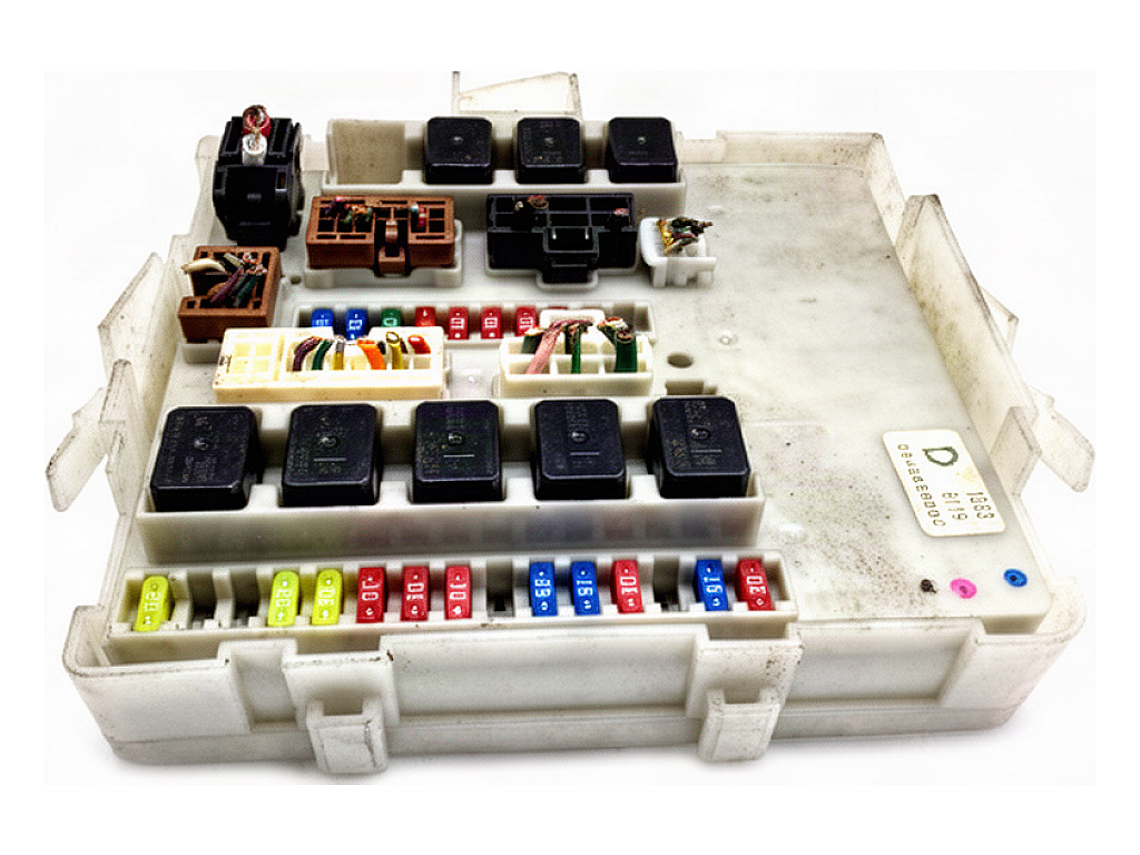 [STARK-934094] Caja de fusibles Nissan Pathfinder III (R51) 2.5 dCi 4WD 2005-2022