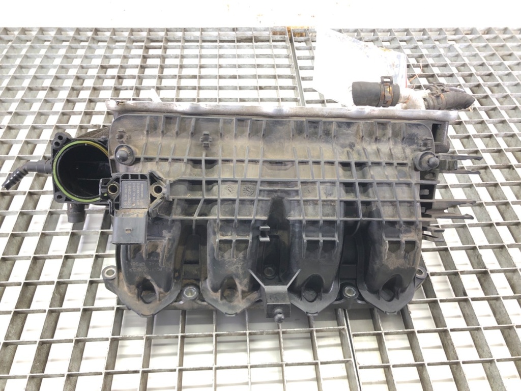 [STARK-672506] Colector de admisión VW Passat B8 (3G2, CB2) 1.4 TSI 110kW 04E145749B