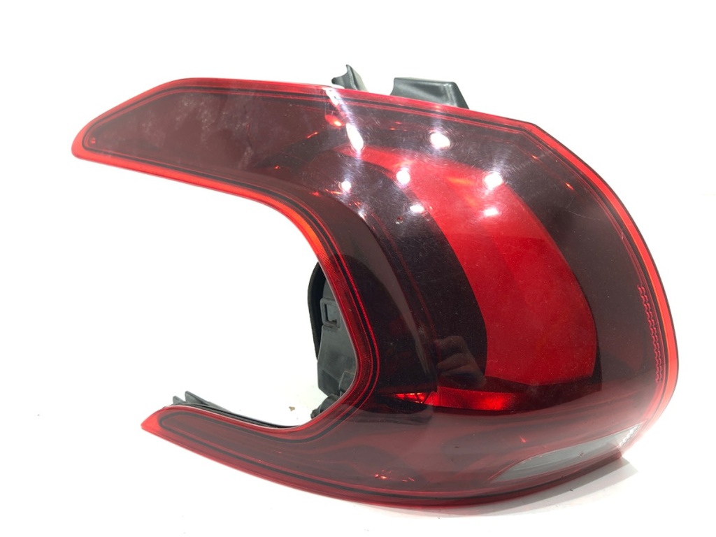 [STARK-876107] Piloto trasero derecho PEUGEOT 2008 I (CU_) 2013-2022 1.2 THP 130 / PureTech 130