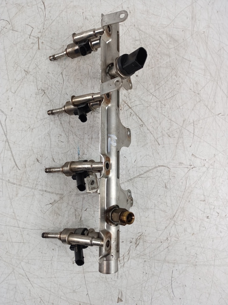 [MTD-433584] Colector de inyección Audi A4 A5 Q5 2.0 TFSI CDNC CDN 06J133317J