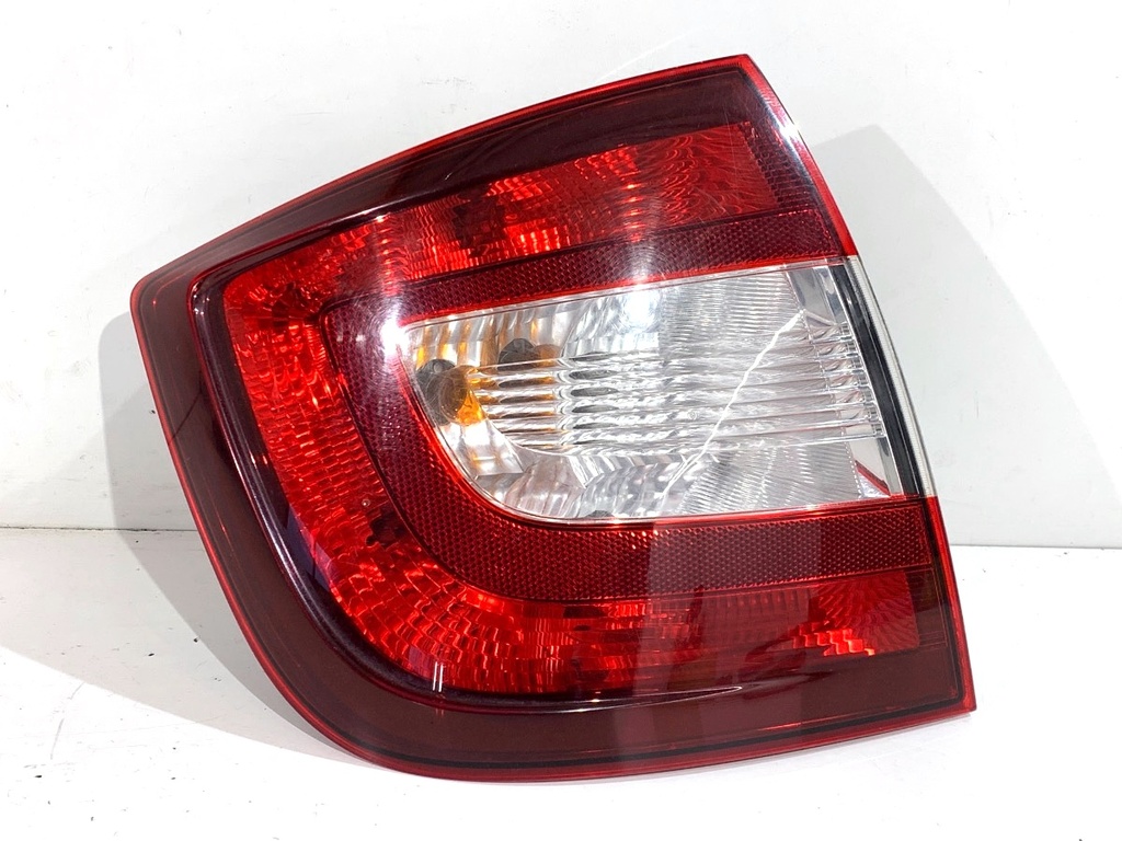 [STARK-868774] Piloto trasero izquierdo SKODA RAPID (NH3, NK3, NK6) 2012-2022 1.6 TDI 85kW