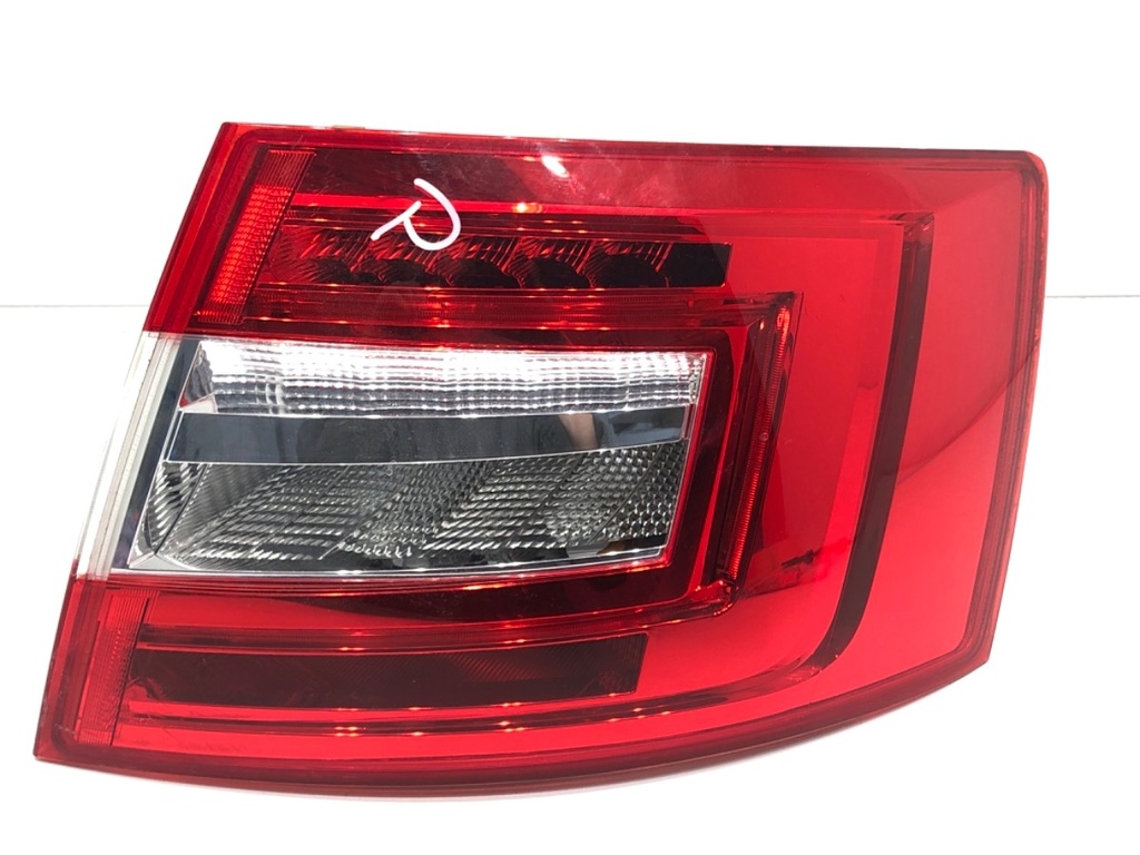 [STARK-713448] Piloto trasero derecho SKODA Octavia III 5E3/NL3/NR3 2012-2022