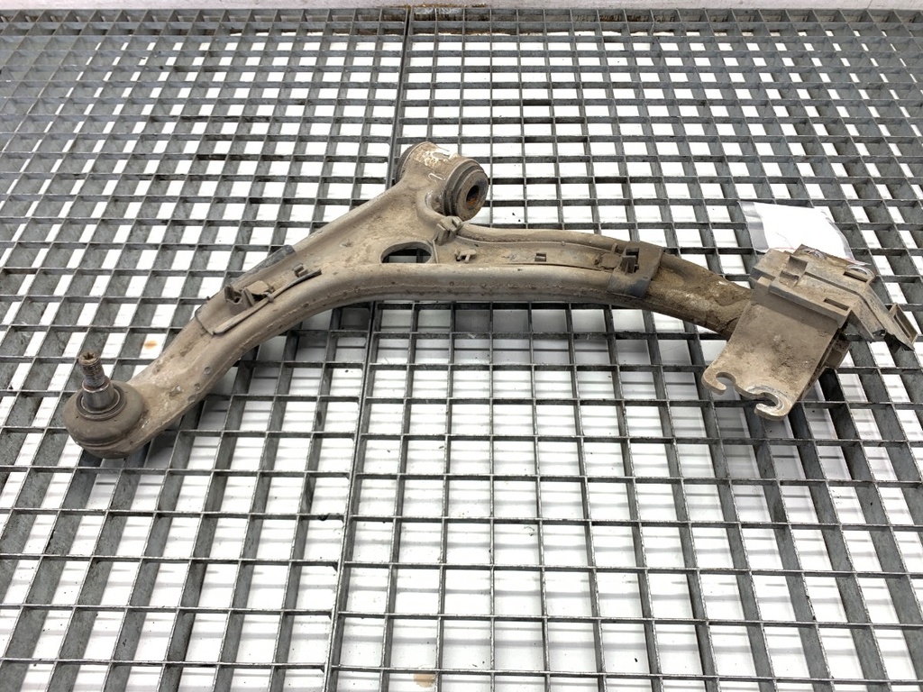[STARK-860300] Paso de rueda delantero izquierdo MERCEDES-BENZ CLA C117 2013-2019