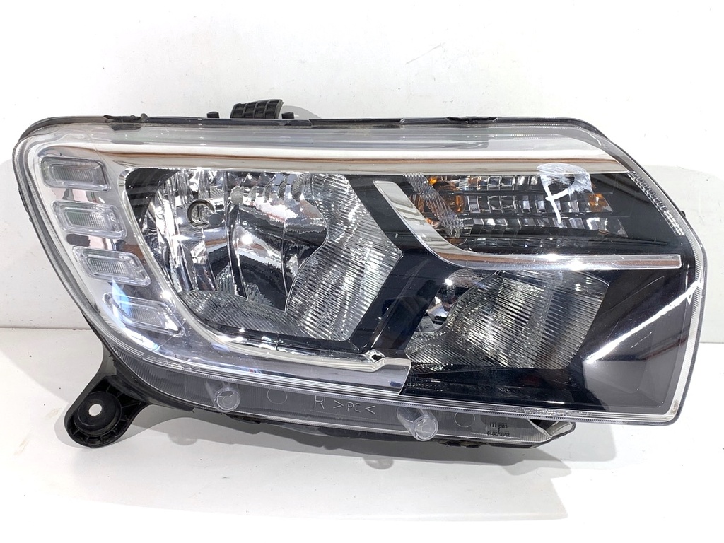 [STARK-868642] Faros delanteros derechos Dacia Logan II 2012-2022 260105925R
